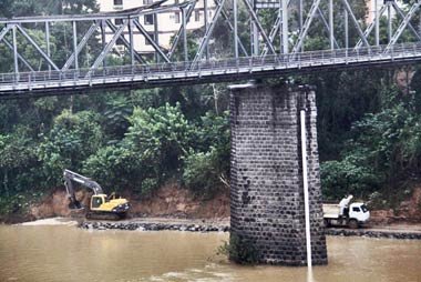 Obras da margem esquerda do Rio Itajaí-Açu continuam a todo vapor