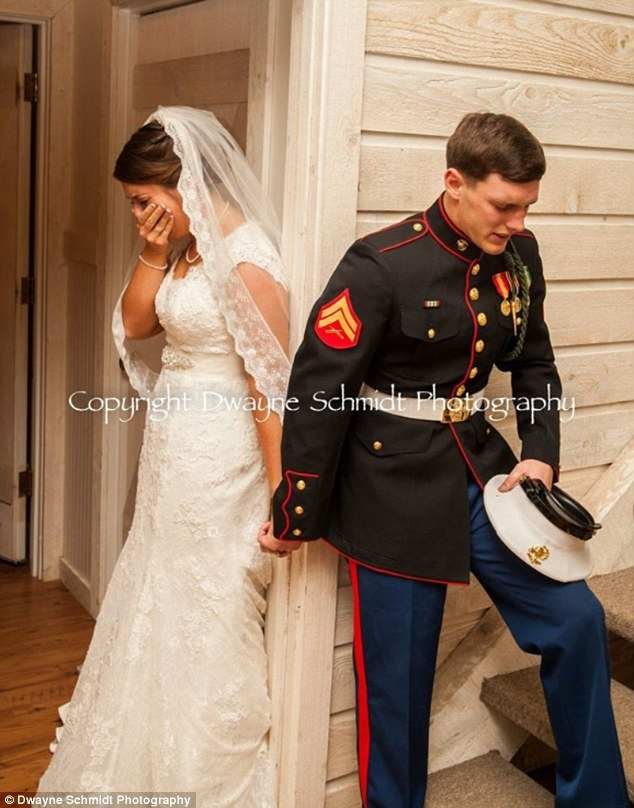 Foto de casamento registra oração de noivos antes do casamento