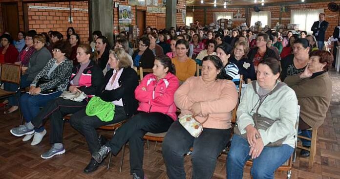 Clubes de Mães de São Lourenço do Oeste recebem Kits de Materiais