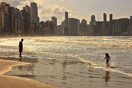 Calor fora de época aquece turismo em Balneário Camboriú