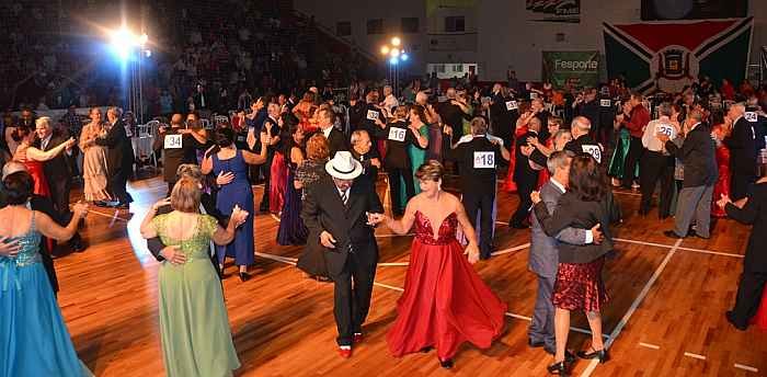 Casal de Criciúma conquista bronze na Dança de Salão do JASTI