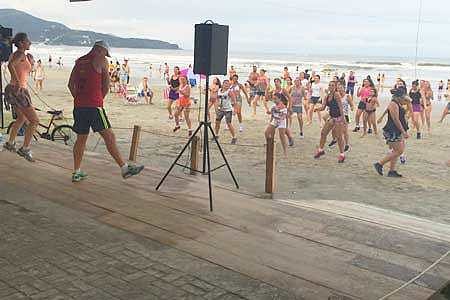 Orla da Praia de Itapema com muita música e atividade física