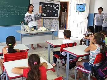 Filhos de pescadores e alunos da escola Dr. Armando Calil Bulos, no Estreito, tiveram a oportunidade de aprender sobre os hábitos, características e diferenças dos animais marinhos que vivem nas praias de Laguna.