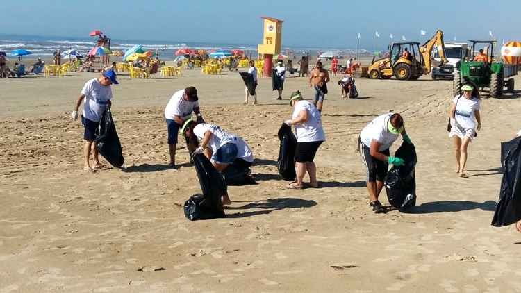 Moradores e Turistas fazem mutirão de limpeza em Arroio do Silva