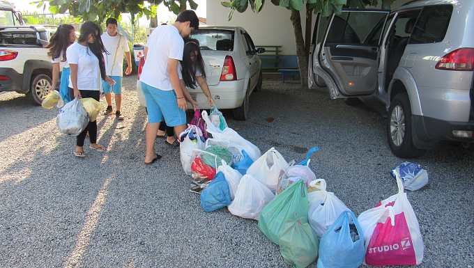 Alunos de Massaranduba arrecadam roupas e alimentos